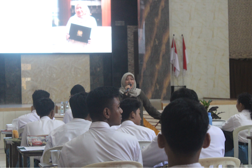 Dosen Fakultas Psikologi UM Beri Pelatihan Esensial Public Speaking dan Penulisan Esai di SMAN 1 Lawang